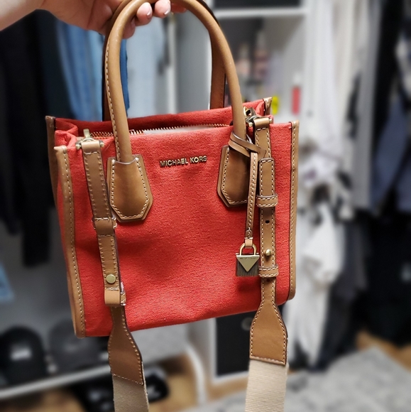 Michael Kors Handbags - Michael Kors crossbody purse